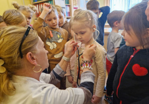 KTO NAM POMOŻE ? – grupa X z wizytą w gabinecie pielęgniarki i położnej środowiskowej.