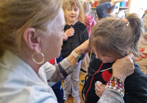 KTO NAM POMOŻE ? – grupa X z wizytą w gabinecie pielęgniarki i położnej środowiskowej.