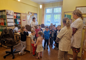 KTO NAM POMOŻE ? – grupa X z wizytą w gabinecie pielęgniarki i położnej środowiskowej.