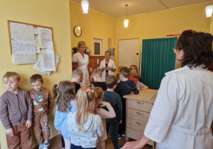 KTO NAM POMOŻE ? – grupa X z wizytą w gabinecie pielęgniarki i położnej środowiskowej.