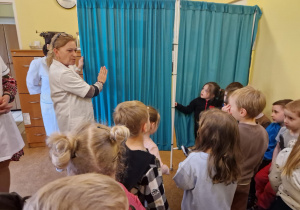 KTO NAM POMOŻE ? – grupa X z wizytą w gabinecie pielęgniarki i położnej środowiskowej.