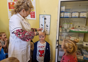 KTO NAM POMOŻE ? – grupa X z wizytą w gabinecie pielęgniarki i położnej środowiskowej.