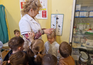KTO NAM POMOŻE ? – grupa X z wizytą w gabinecie pielęgniarki i położnej środowiskowej.