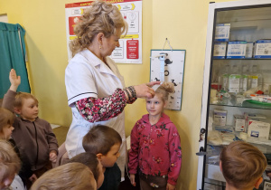 KTO NAM POMOŻE ? – grupa X z wizytą w gabinecie pielęgniarki i położnej środowiskowej.
