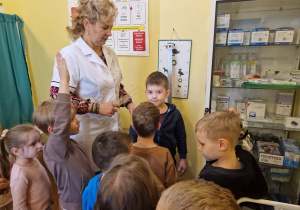 KTO NAM POMOŻE ? – grupa X z wizytą w gabinecie pielęgniarki i położnej środowiskowej.