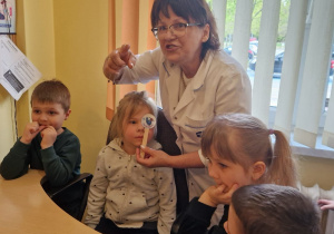 KTO NAM POMOŻE ? – grupa X z wizytą w gabinecie pielęgniarki i położnej środowiskowej.