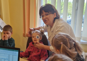 KTO NAM POMOŻE ? – grupa X z wizytą w gabinecie pielęgniarki i położnej środowiskowej.