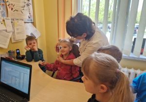 KTO NAM POMOŻE ? – grupa X z wizytą w gabinecie pielęgniarki i położnej środowiskowej.