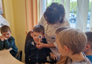 KTO NAM POMOŻE ? – grupa X z wizytą w gabinecie pielęgniarki i położnej środowiskowej.