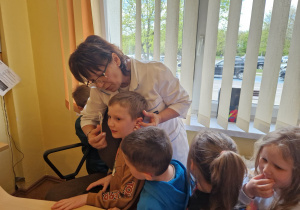 KTO NAM POMOŻE ? – grupa X z wizytą w gabinecie pielęgniarki i położnej środowiskowej.