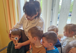 KTO NAM POMOŻE ? – grupa X z wizytą w gabinecie pielęgniarki i położnej środowiskowej.