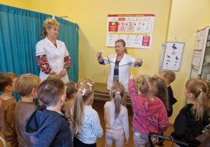 KTO NAM POMOŻE ? – grupa X z wizytą w gabinecie pielęgniarki i położnej środowiskowej.