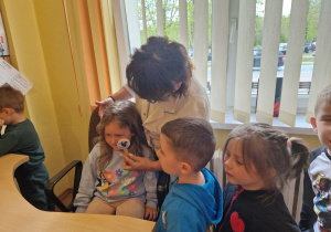 KTO NAM POMOŻE ? – grupa X z wizytą w gabinecie pielęgniarki i położnej środowiskowej.