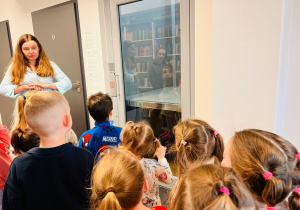 Miłe odwiedziny w Gninie Krzymów, czyli wycieczka do Urzędu Gminy oraz Gminnej Biblioteki Publicznej- gr. XI i XII