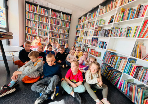 Miłe odwiedziny w Gninie Krzymów, czyli wycieczka do Urzędu Gminy oraz Gminnej Biblioteki Publicznej- gr. XI i XII