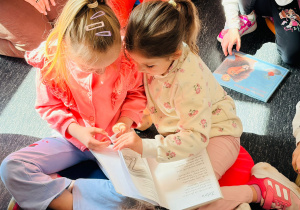 Miłe odwiedziny w Gninie Krzymów, czyli wycieczka do Urzędu Gminy oraz Gminnej Biblioteki Publicznej- gr. XI i XII