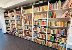 Miłe odwiedziny w Gninie Krzymów, czyli wycieczka do Urzędu Gminy oraz Gminnej Biblioteki Publicznej- gr. XI i XII