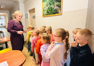 Miłe odwiedziny w Gninie Krzymów, czyli wycieczka do Urzędu Gminy oraz Gminnej Biblioteki Publicznej- gr. XI i XII