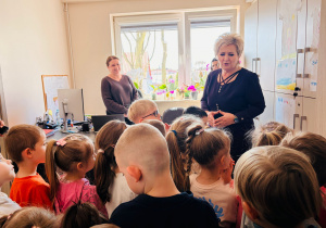 Miłe odwiedziny w Gninie Krzymów, czyli wycieczka do Urzędu Gminy oraz Gminnej Biblioteki Publicznej- gr. XI i XII