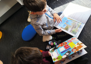 Miłe odwiedziny w Gninie Krzymów, czyli wycieczka do Urzędu Gminy oraz Gminnej Biblioteki Publicznej- gr. XI i XII