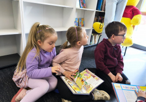 Miłe odwiedziny w Gninie Krzymów, czyli wycieczka do Urzędu Gminy oraz Gminnej Biblioteki Publicznej- gr. XI i XII