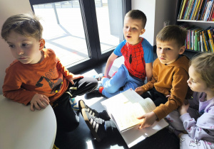 Miłe odwiedziny w Gninie Krzymów, czyli wycieczka do Urzędu Gminy oraz Gminnej Biblioteki Publicznej- gr. XI i XII