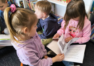 Miłe odwiedziny w Gninie Krzymów, czyli wycieczka do Urzędu Gminy oraz Gminnej Biblioteki Publicznej- gr. XI i XII