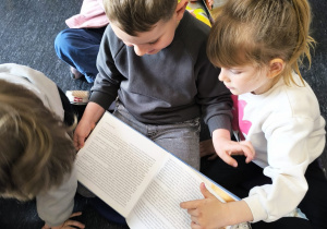 Miłe odwiedziny w Gninie Krzymów, czyli wycieczka do Urzędu Gminy oraz Gminnej Biblioteki Publicznej- gr. XI i XII