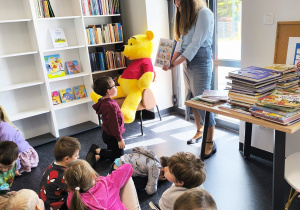 Miłe odwiedziny w Gninie Krzymów, czyli wycieczka do Urzędu Gminy oraz Gminnej Biblioteki Publicznej- gr. XI i XII
