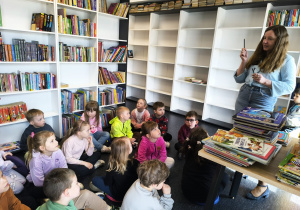 Miłe odwiedziny w Gninie Krzymów, czyli wycieczka do Urzędu Gminy oraz Gminnej Biblioteki Publicznej- gr. XI i XII