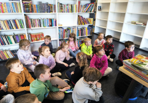 Miłe odwiedziny w Gninie Krzymów, czyli wycieczka do Urzędu Gminy oraz Gminnej Biblioteki Publicznej- gr. XI i XII