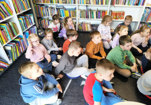 Miłe odwiedziny w Gninie Krzymów, czyli wycieczka do Urzędu Gminy oraz Gminnej Biblioteki Publicznej- gr. XI i XII