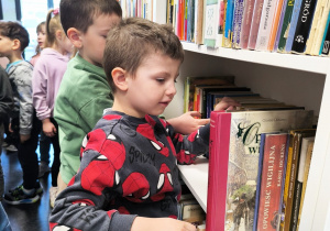 Miłe odwiedziny w Gninie Krzymów, czyli wycieczka do Urzędu Gminy oraz Gminnej Biblioteki Publicznej- gr. XI i XII