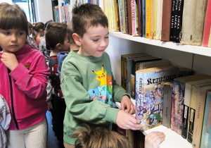 Miłe odwiedziny w Gninie Krzymów, czyli wycieczka do Urzędu Gminy oraz Gminnej Biblioteki Publicznej- gr. XI i XII