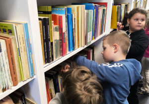 Miłe odwiedziny w Gninie Krzymów, czyli wycieczka do Urzędu Gminy oraz Gminnej Biblioteki Publicznej- gr. XI i XII