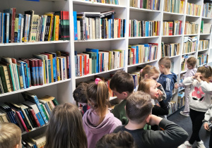 Miłe odwiedziny w Gninie Krzymów, czyli wycieczka do Urzędu Gminy oraz Gminnej Biblioteki Publicznej- gr. XI i XII