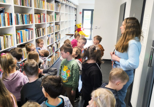 Miłe odwiedziny w Gninie Krzymów, czyli wycieczka do Urzędu Gminy oraz Gminnej Biblioteki Publicznej- gr. XI i XII