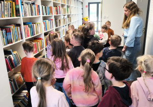 Miłe odwiedziny w Gninie Krzymów, czyli wycieczka do Urzędu Gminy oraz Gminnej Biblioteki Publicznej- gr. XI i XII