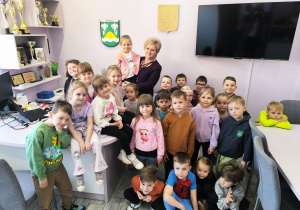 Miłe odwiedziny w Gninie Krzymów, czyli wycieczka do Urzędu Gminy oraz Gminnej Biblioteki Publicznej- gr. XI i XII