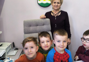 Miłe odwiedziny w Gninie Krzymów, czyli wycieczka do Urzędu Gminy oraz Gminnej Biblioteki Publicznej- gr. XI i XII