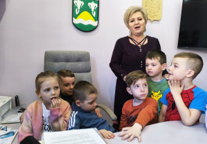 Miłe odwiedziny w Gninie Krzymów, czyli wycieczka do Urzędu Gminy oraz Gminnej Biblioteki Publicznej- gr. XI i XII