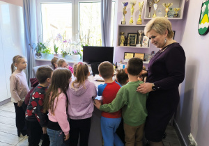 Miłe odwiedziny w Gninie Krzymów, czyli wycieczka do Urzędu Gminy oraz Gminnej Biblioteki Publicznej- gr. XI i XII