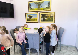 Miłe odwiedziny w Gninie Krzymów, czyli wycieczka do Urzędu Gminy oraz Gminnej Biblioteki Publicznej- gr. XI i XII