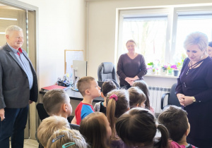 Miłe odwiedziny w Gninie Krzymów, czyli wycieczka do Urzędu Gminy oraz Gminnej Biblioteki Publicznej- gr. XI i XII