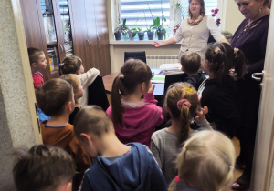 Miłe odwiedziny w Gninie Krzymów, czyli wycieczka do Urzędu Gminy oraz Gminnej Biblioteki Publicznej- gr. XI i XII
