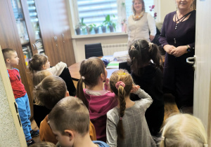 Miłe odwiedziny w Gninie Krzymów, czyli wycieczka do Urzędu Gminy oraz Gminnej Biblioteki Publicznej- gr. XI i XII