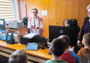 Miłe odwiedziny w Gninie Krzymów, czyli wycieczka do Urzędu Gminy oraz Gminnej Biblioteki Publicznej- gr. XI i XII
