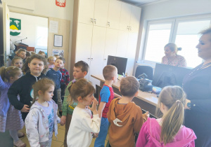 Miłe odwiedziny w Gninie Krzymów, czyli wycieczka do Urzędu Gminy oraz Gminnej Biblioteki Publicznej- gr. XI i XII