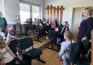 Miłe odwiedziny w Gninie Krzymów, czyli wycieczka do Urzędu Gminy oraz Gminnej Biblioteki Publicznej- gr. XI i XII
