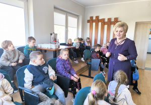 Miłe odwiedziny w Gninie Krzymów, czyli wycieczka do Urzędu Gminy oraz Gminnej Biblioteki Publicznej- gr. XI i XII